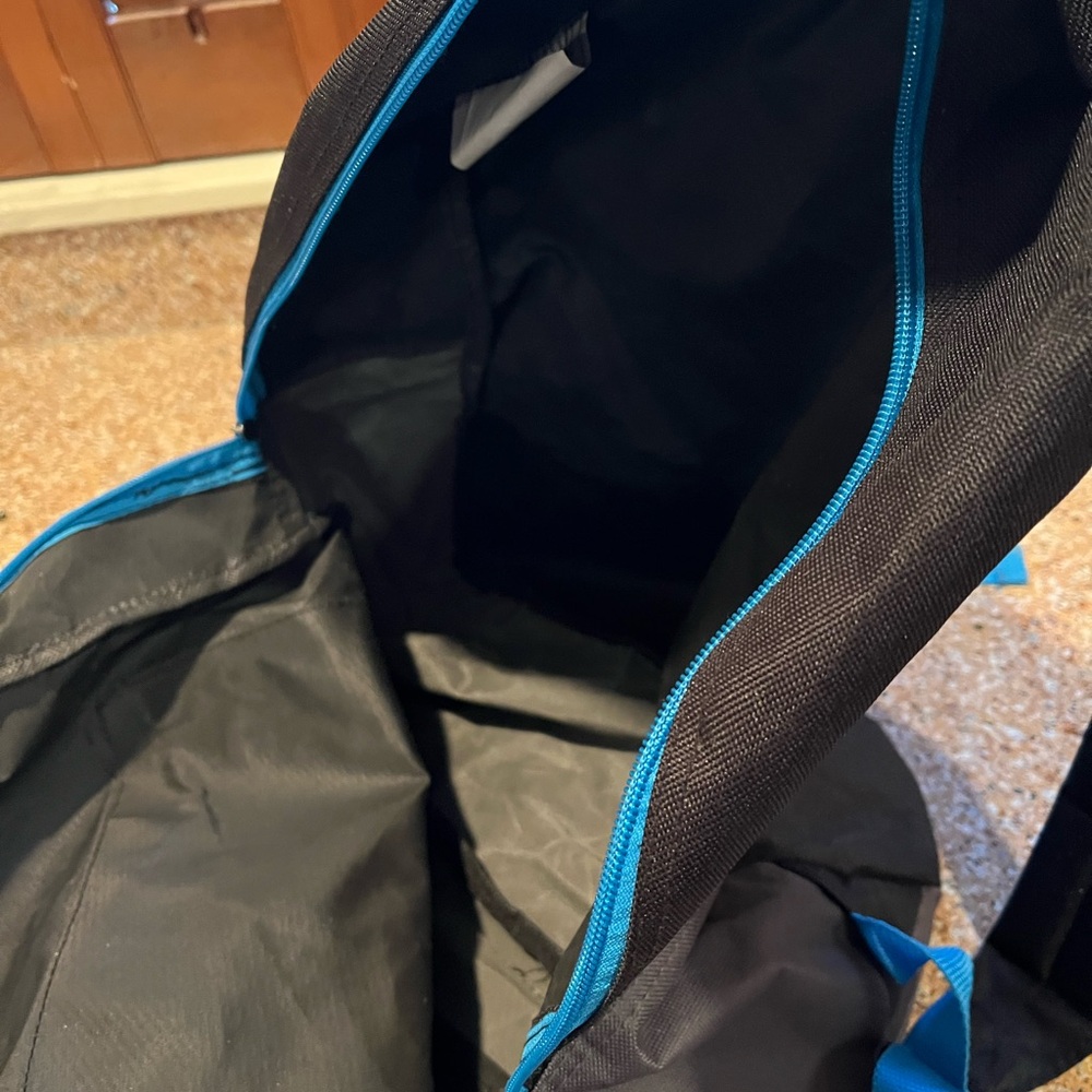 High Trails Black w/ Blue Backpack double zip w/padded shoulder straps NWOT - Picture 4 of 8